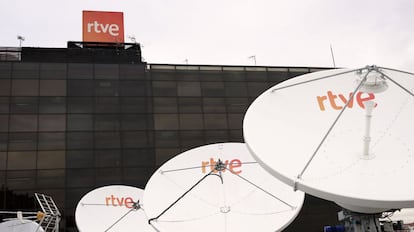 Antenas parab&oacute;licas en la ede de RTVE en Torrespa&ntilde;a.