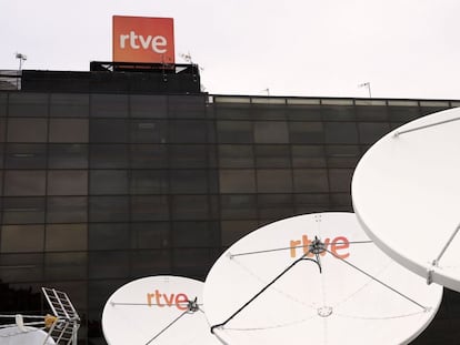Antenas parab&oacute;licas en la ede de RTVE en Torrespa&ntilde;a.