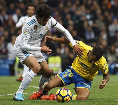 Jesús Vallejo y Vitolo, durante un Real Madrid-Las Palmas de la 2017/18.