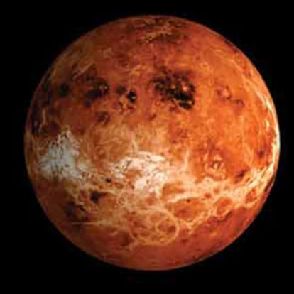 Venus, la diosa romana del amor y la belleza, es el planeta más parecido a la Tierra en masa y tamaño, aunque los 465 grados centígrados de su superficie, suficiente para fundir el plomo, y sus nubes de gotitas de ácido sulfúrico lo convierten en un auténtico infierno. Es el planeta más cálido del Sistema Solar a causa del efecto invernadero.