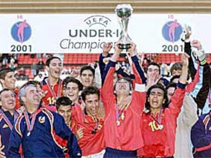 La selección española sub 16 celebra en Sunderland la conquista del título.
