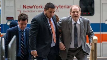 Harvey Weinsten al llegar al tribunal para la última vista