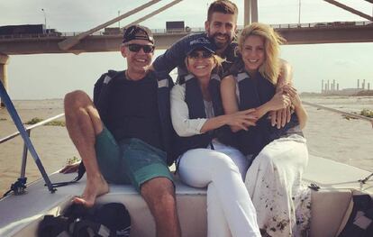 Joan Piqu&eacute;, Montserrat Bernabeu, Shakira y Piqu&eacute;, en Barranquilla.