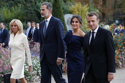 La última vez que Macron y el rey Felipe se vieron fue el 26 de julio, durante una visita de trabajo del mandatario francés a España, la primera desde que llegó al Palacio del Elíseo en mayo del año pasado. En aquella ocasión, el monarca destacó la profunda relación que une a ambos países y lo invitó a realizar una visita de Estado para comprobar la realidad de "una España moderna".