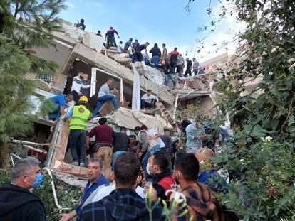 El temblor, de 6,9 de magnitud, con epicentro en el mar Egeo, ha causado el derrumbre de al menos una decena de edificios en varios barrios de Esmirna, la tercera mayor ciudad de Turquía. En la imagen, tareas de rescate de los supervivientes atrapados entre los escombros de un edificio de Esmirna.