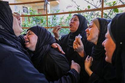 Un grupo de mujeres llora tras la muerte de familiares tras un ataque israelí en el hospital Nasser de Jan Yunis, en el sur de Gaza, este sábado.