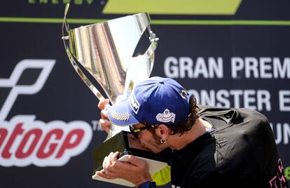 Valentino Rossi besa el trofeo que lo acredita ganador del Gran Premio de Cataluña.