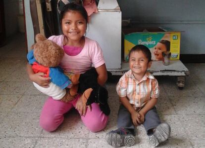 Rom&aacute;n y Rosita tras su estancia en el Centro de Atenci&oacute;n Materno-Infantil de Cuilco.