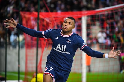 El jugador Kylian Mbappe, celebra un gol con el PSG en Reims, el 29 de agosto.