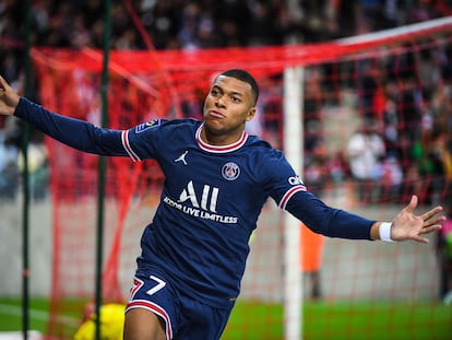 El jugador Kylian Mbappe, celebra un gol con el PSG en Reims, el 29 de agosto.