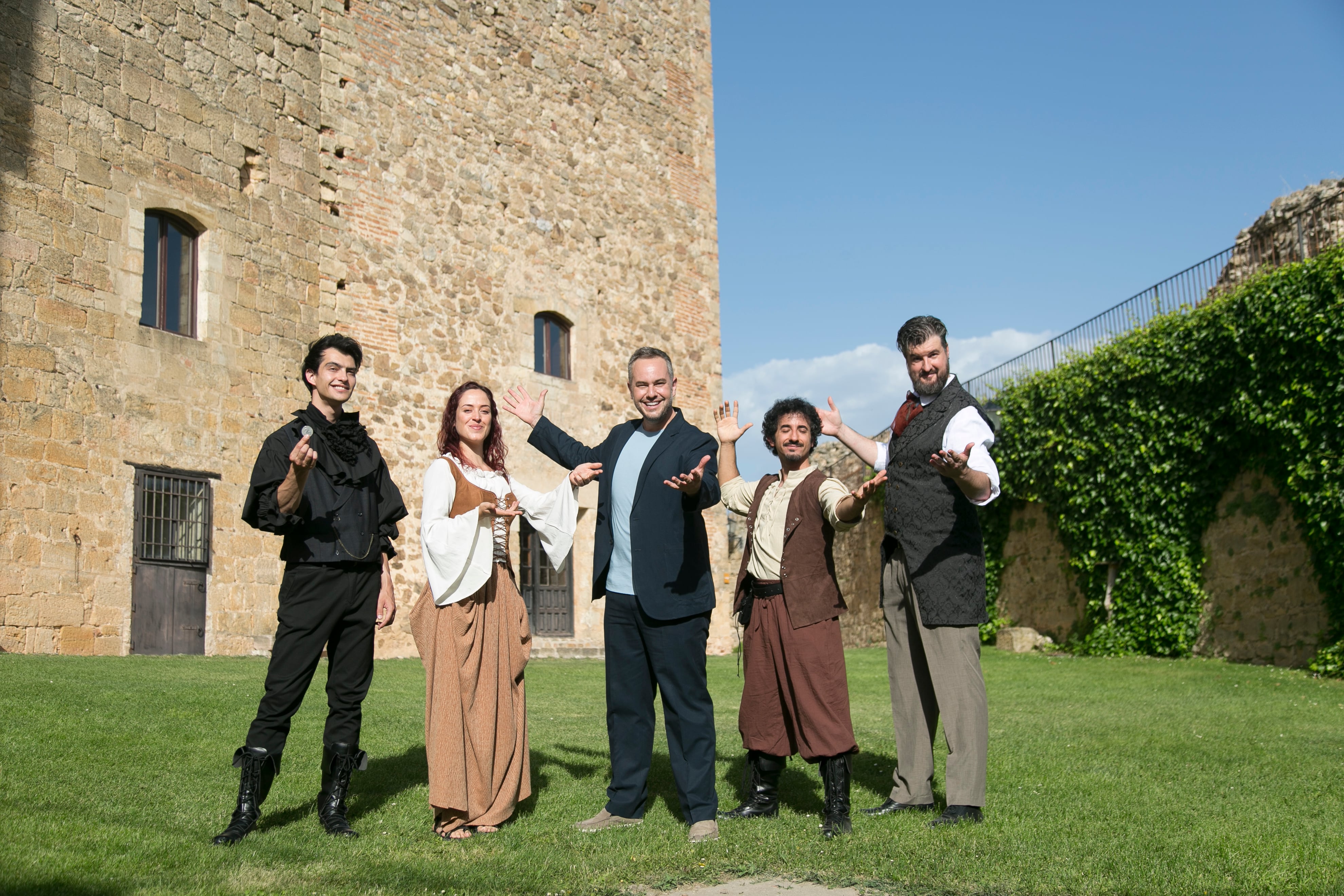 Jorge Blass y otros actores del espectáculo, en el castillo de Pedraza.