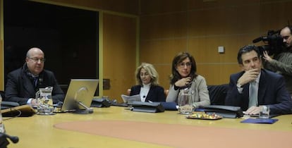 Calparsoro y los fiscales Carmen Adán, Idoia Zurriarain y Josu Izaguirre (de izquierda a derecha), en su comparecencia en el Parlamento.