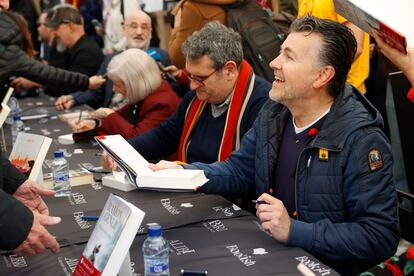 El escritor Ramón Gener firma libros en una de las paradas de Sant Jordi. 