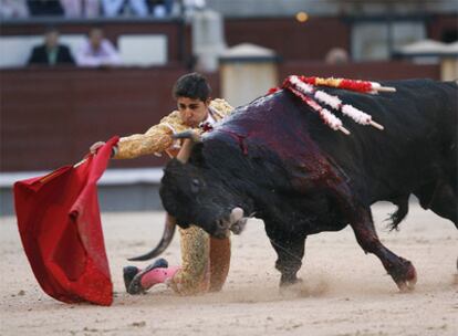 Javier Valverde, con su segundo toro de la tarde.