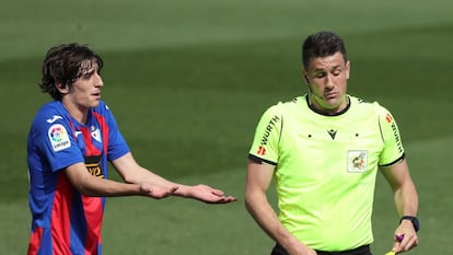 El colegiado Díaz de Mera amonesta a Bryan Gil durante su etapa en el Eibar.