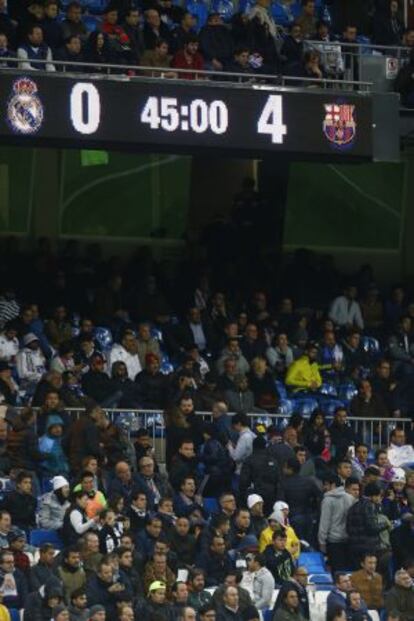 Aficionats madridistes abandonen el Bernabéu amb el 0-4.