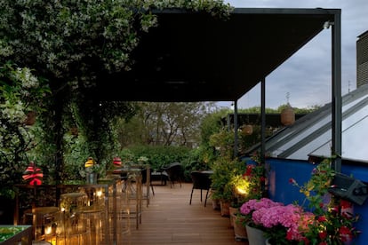 Que una terraza de uno de los hoteles más glamurosos de Barcelona lleve por nombre Roba Estesa (ropa tendida) ya dice mucho de su carácter. Situado en pleno barrio Gótico, en un palacio medieval, el hotel Neri tiene en su cuarta planta esta terraza que huele a jazmín, rodeada de terrados por los que se asoman las agujas de la catedral. Abierta de mayo a octubre, sirven hamburguesas gourmet, bocadillos, cervezas y copas. No perderse tampoco su terraza a pie de calle que se halla en una de las esquinas de la bellísima plaza de Sant Felip Neri, ideal para el aperitivo.