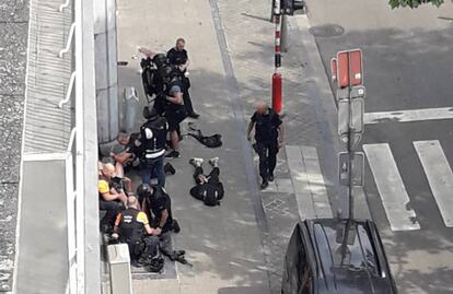 Agentes de policía junto al supuesto tirardor.