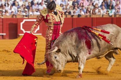 Morante de la Puebla durante la faena con su primer toro.