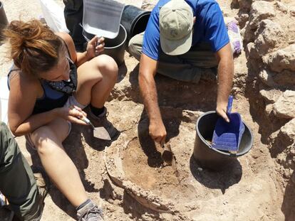 Arqueólogos en pleno proceso de búsqueda de restos en las llanuras de Tel Zalfit, Israel.