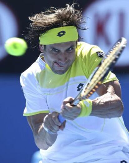 David Ferrer devuelve la bola durante el partido ante Tim Smyczek