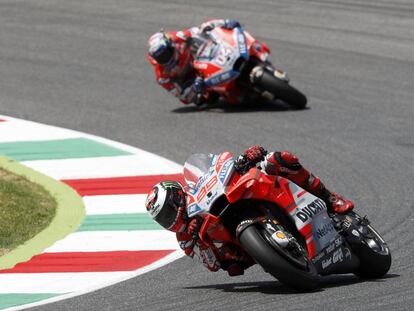 Jorge Lorenzo, al frente de la carrera, por delante de Dovizioso.