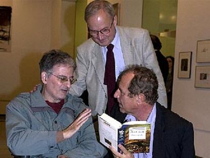 Juan José del Solar (a la izquierda) con los editores Hans Meinke (de pie) y Michael Krüger, en un acto celebrado en Barcelona en 2002.