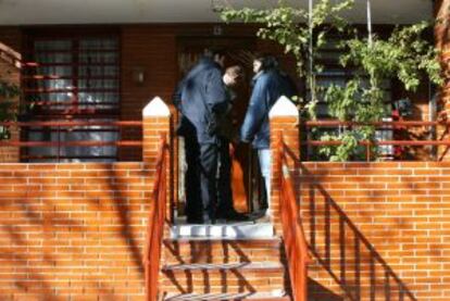 La policía registra la casa de los sospechosos.