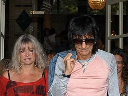 Ron Wood y su compañera salen del hotel Palace de Madrid, donde se hospedan los miembros del grupo.