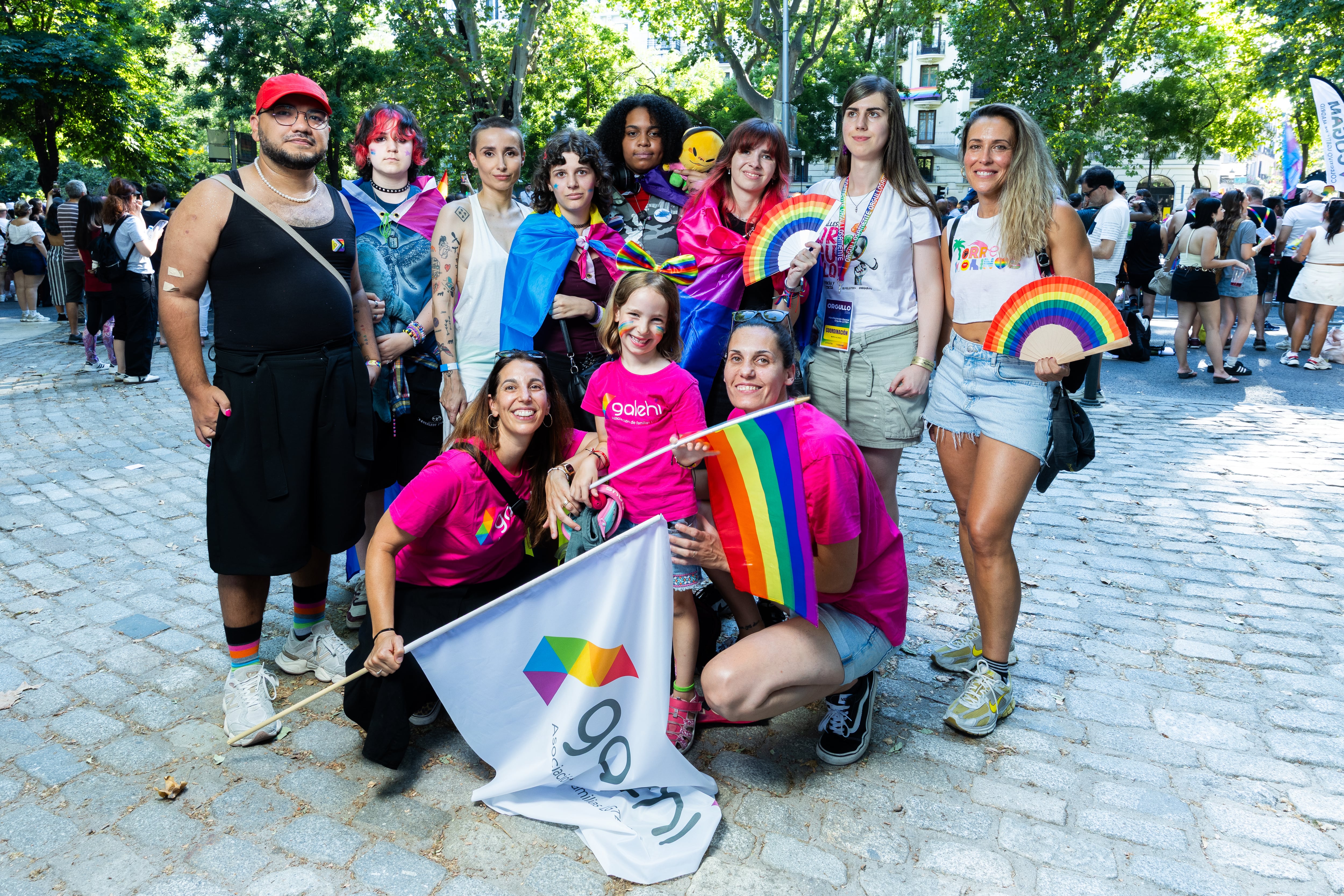 Asistentes al Orgullo, este sábado en Madrid. Por arriba, de izquierda a derecha, Yendri Velásquez, Paula Barrajón, Zahara, Irene Gómez, Diari Diamanka, Rocío Muñoz, Marta Alonso y Mila Moreno; en cuclillas, de izquierda a derecha, Alba de Juan y Carolina Pardo junto a su hija. / INMA FLORES
