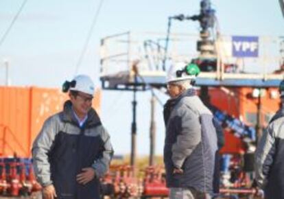 Fotografía cedida que muestra a los presidentes de YPF, Miguel Galuccio (i), y de la filial para América Latina y África de Chevron, Ali Moshiri (d), durante su visita a Vaca Muerta (Argentina).