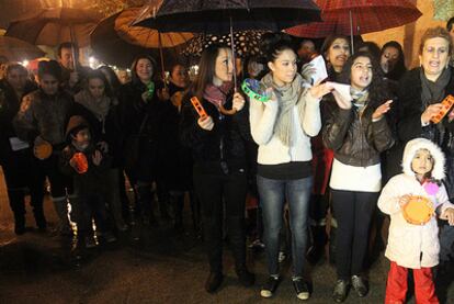 Varias de las mujeres gitanas cantan villancicos frente a la Iglesia San Nicolás.