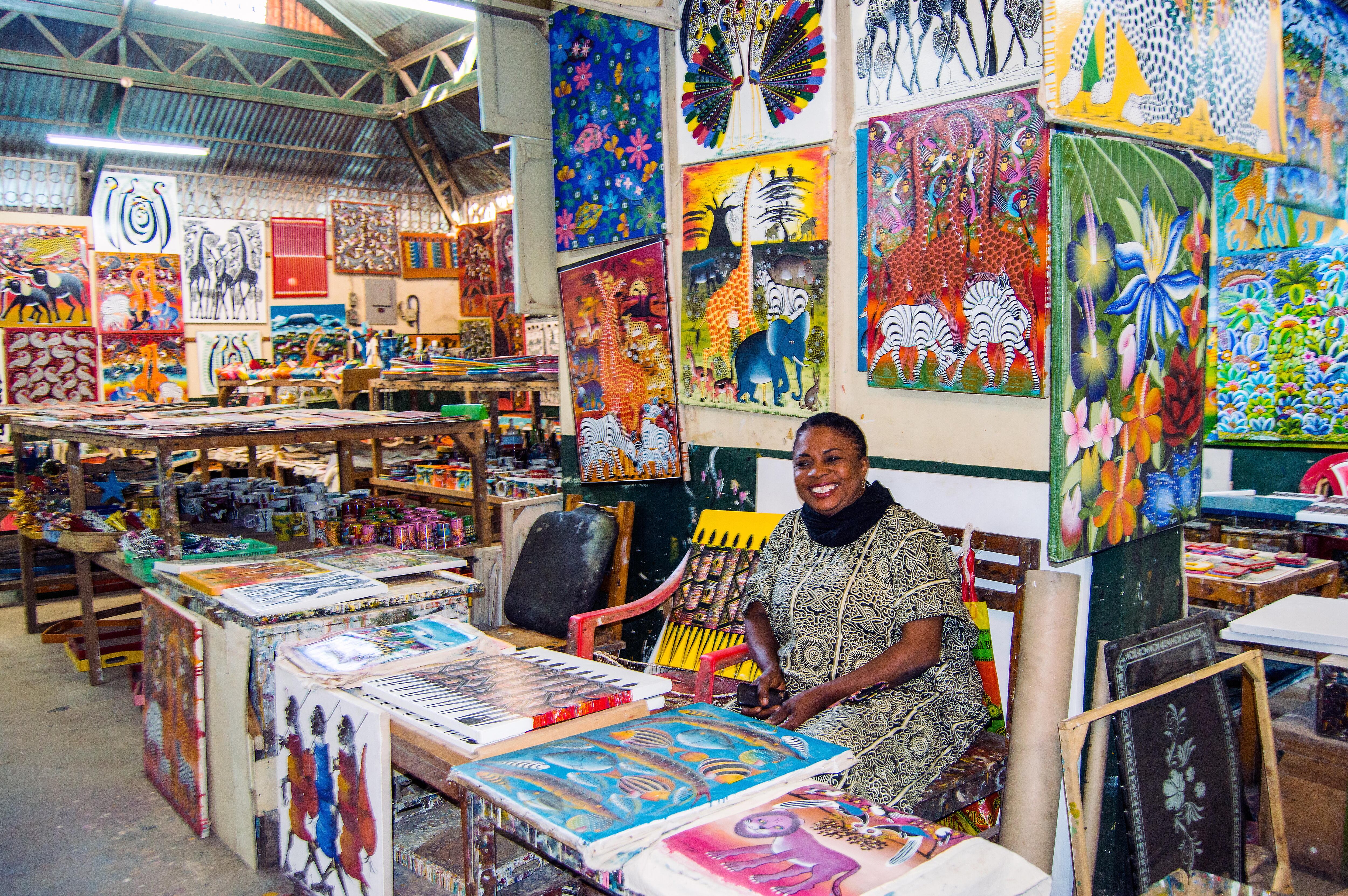 Pinturas de Tingatinga en una tienda de arte, Centro Tingatinga, en Oyster Bay, Dar-es-Salaam, Tanzania. 