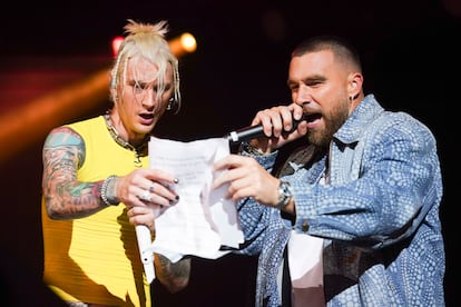 Travis Kelce cantando junto a Machine Gun Kelly durante el primer festival Kelce Jam, celebrado en abril de 2023.