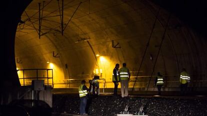 Técnicos inspeccionan las vías de Angrois el pasado lunes