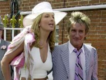 Rod Stewart y su novia llegan a las carreras de Ascot.