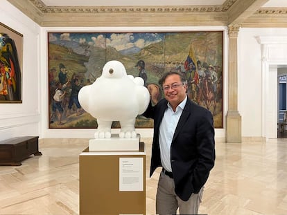 El presidente Gustavo Petro junto a la obra ' La paloma de la paz', el 1 de septiembre de 2022.