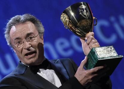 Óscar Martínez, con la Copa Volpi al mejor actor.