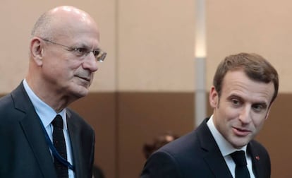 Emmanuel Macron (d) junto al coordinador del servicio de inteligencia francés, Pierre de Bousquet Florian, este martes en París.