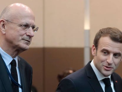 Emmanuel Macron (d) junto al coordinador del servicio de inteligencia francés, Pierre de Bousquet Florian, este martes en París.