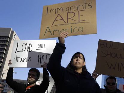 Un grupo de latinos protesta contra Trump en Misuri.