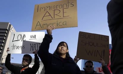 Un grupo de latinos protesta contra Trump en Misuri.