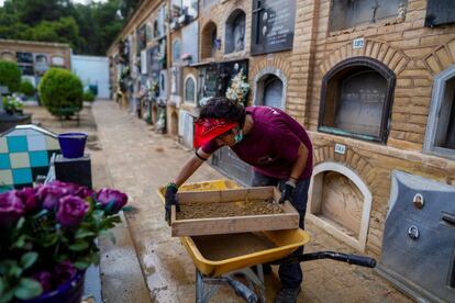 Un miembro de la asociación científica ArqueoAntro trabaja en la zona de la exhumación.