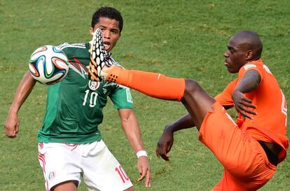 Giovani Dos Santos (i) y el defensor holand&eacute;s Bruno Martins Indi.