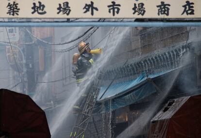 Un bombero trabaja durante un incendio en el mercado de pescado Tsukiji, en Tokio (Japón).