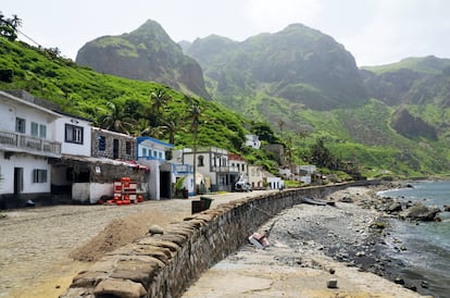 Casas y pequeños negocios en un paseo costero en Faja D'Agua