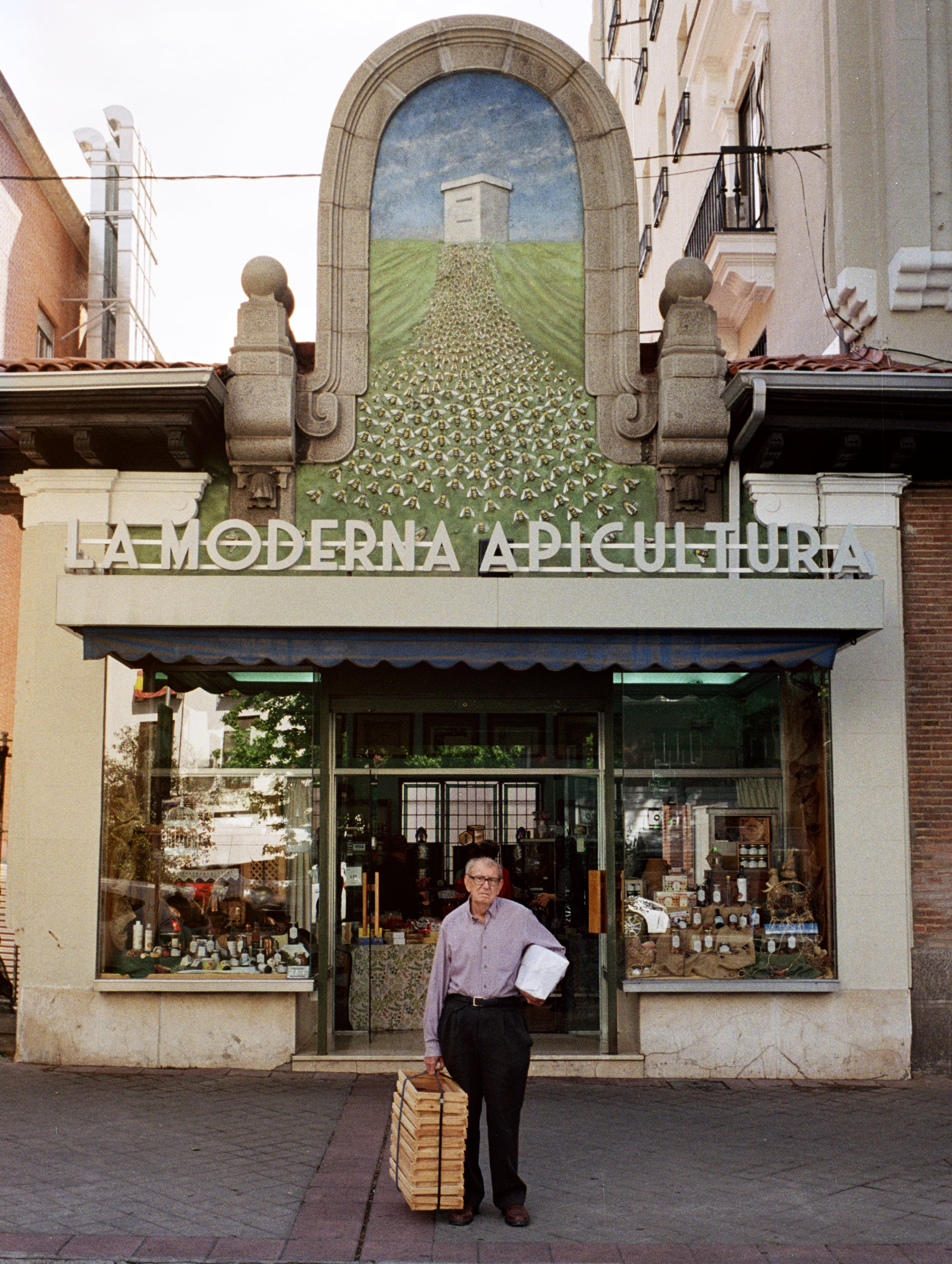 Fundada en 1919, Aurora Jiménez es la actual capitana de La Moderna Apicultura, este local situado en el distrito de Salamanca, célebre por su imponente fachada. 