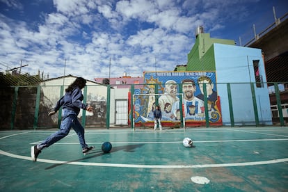 Vista del mural del papa Francisco, Lionel Messi y el Padre Carlos  en la Villa 31, en Buenos Aires, el 21 de abril de 2025.