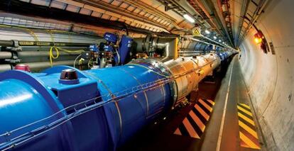 El acelerador de partículas LHC está instalado en un túnel subterráneo de 27 kilómetros de circunferencia entre Francia y Suiza, junto a Ginebra.