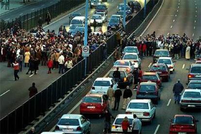 La manifestación por el socavón del Carmel corta la Ronda de Dalt y paraliza el tráfico.